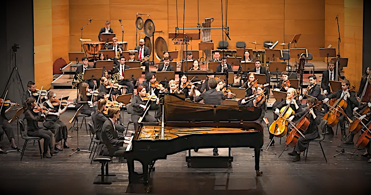 Elias Projahn am Klavier mit dem Orchester der HMT Rostock